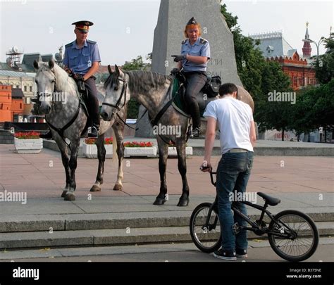 Policeman on a bicycle hi-res stock photography and images - Alamy