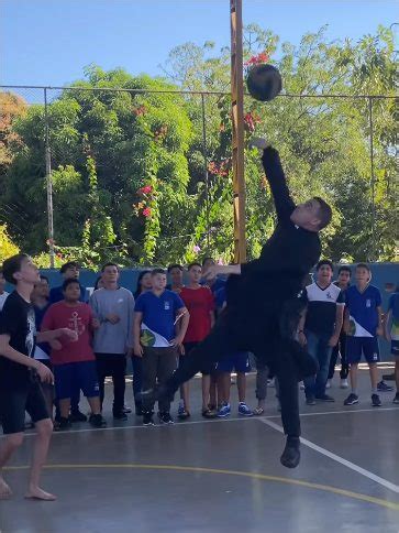 Padre Viraliza Ao Jogar V Lei De Batina Alunos Em Escola De Cuiab