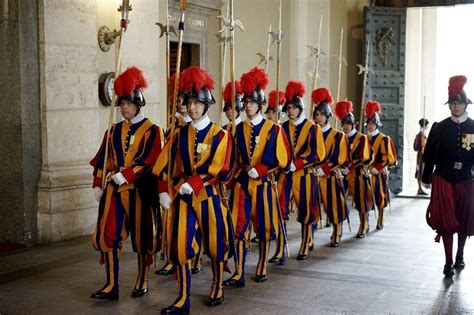 Cité Du Vatican Les Gardes Suisses Soldats Du Pape Prêtent Serment