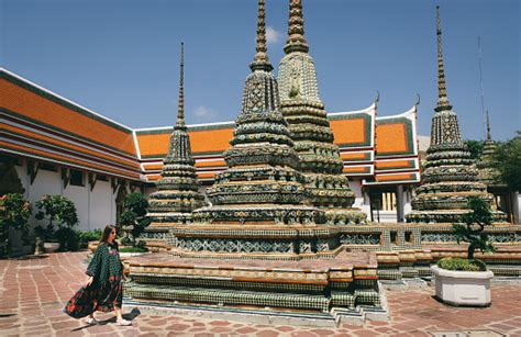 Wanita Berpakaian Menjelajahi Kuil Wat Pho Di Bangkok Foto Stok Unduh