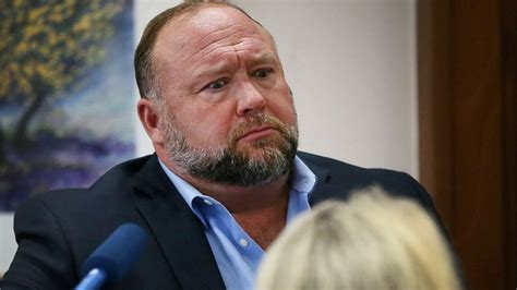 El Locutor Alex Jones Deber Pagar Millones De D Lares A Los Padres De