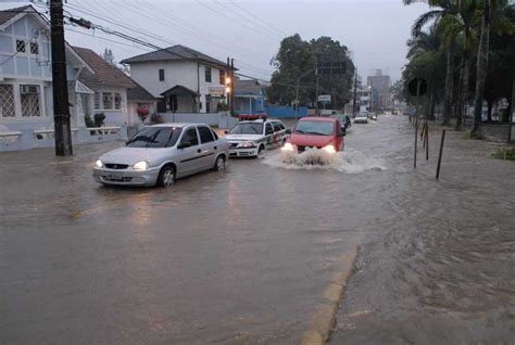 Ruas de Joinville estão alagadas por causa da chuva Foto 1 Galeria