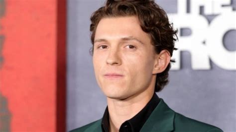 Tom Holland habló sobre su adicción al alcohol y contó cómo se mantiene