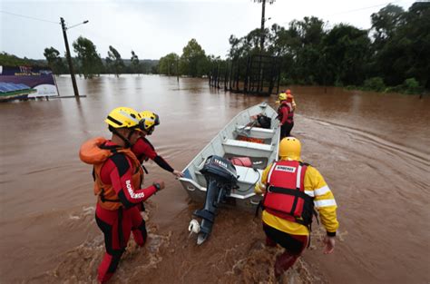 Cruz Vermelha Lan A Apelo Para Levar Ajuda Urgente S V Timas Das