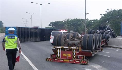 Truk Kontainer Terbalik Di Tol JORR Ganggu Lalu Lintas Pagi Di Jakarta