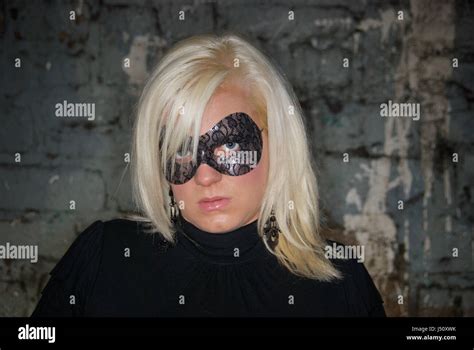 Hübsche blonde Mädchen trägt einen Ball Maske unter dem pier Stockfotografie Alamy