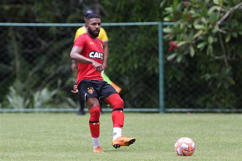 Sport acerta empréstimo do lateral esquerdo Evandro para o ABC