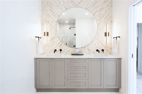 23 Beautiful Gray and White Bathroom Decor & Design Ideas