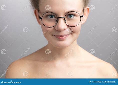 Fille Nue Modeste En Verres Ronds Photo Stock Image Du Attrayant