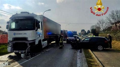 Auto Contro Camion Un Ferito Estratto Dalle Lamiere E Traffico In Tilt