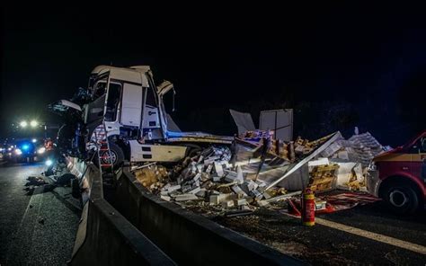 Auflieger Kippt Auf Der A81 Um