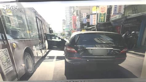 為了買甜點！女駕駛名車違停 開門遭公車撞歪 Tvbs Line Today