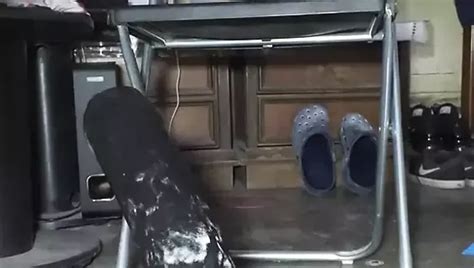 Anal Steve reitet seinen großen blauen Lieblingsdildo mit seinem dicken Ball der sich mit viel