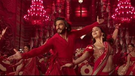 Dhindhora Baje Re: Alia Bhatt, Ranveer Singh dance fearlessly in Rocky Aur Rani Kii Prem Kahaani ...