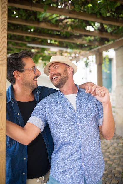 Portrait De Couple Gay Aimant Photo Gratuite