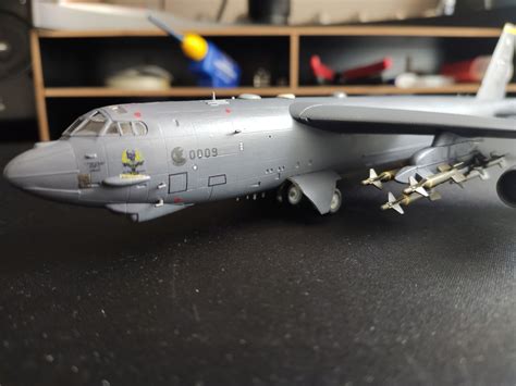 Great Wall Hobby Boeing B 52H Stratofortress 1 144