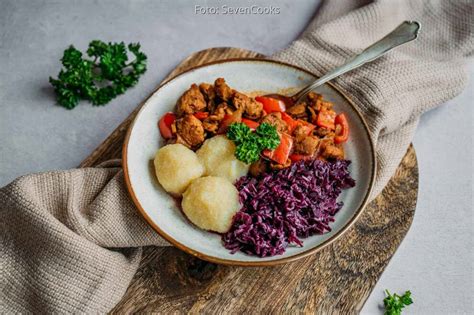 Veganes Gulasch mit Kartoffelknödeln und Blaukraut von SevenCooks