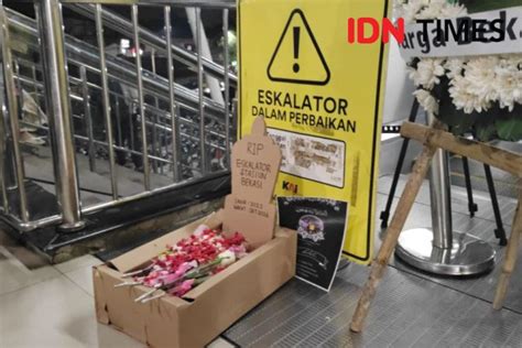 Hari Eskalator Rusak Warga Bawa Nisan Ke Stasiun Bekasi