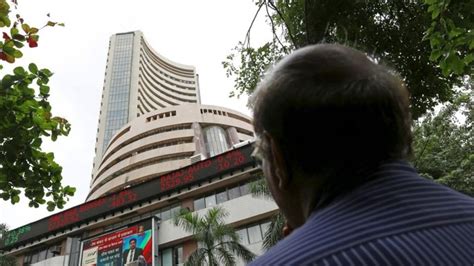 Opening Bell Sensex Tanks Over 500 Points At 61 163 Nifty Slumps To 18 105 Hindustan Times