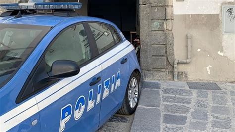 Aggredisce Un Uomo In Strada E Gli Agenti Intervenuti Arrestata Una