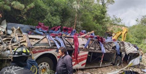 Video Aumenta a 29 los muertos tras volcadura de autobús en Oaxaca