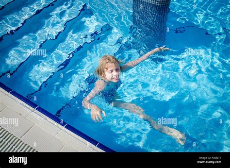 Süße Kleine Blonde Mädchen Schwimmen Im Schwimmbad Stockfotografie Alamy