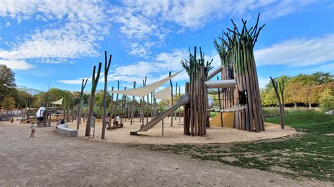 Aire de Jeux du Bois de la Bâtie avec pataugeoire et parc animalier