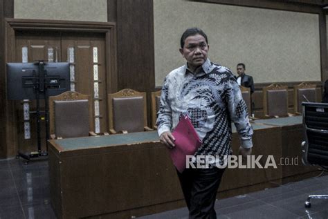 Achsanul Qosasih Jalani Sidang Perdana Kasus Korupsi BTS 4G Republika