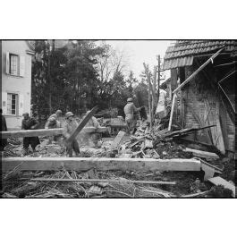 ImagesDéfense Déblaiement des ruines dans le village de Kogenheim