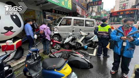 撞車後失控！廂型車衝進騎樓 撞倒柱子、8機車整排倒一片 Yahoo奇摩時尚美妝