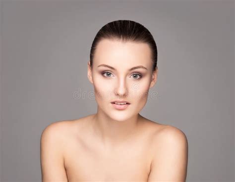 Portrait Dune Jeune Femme Nue Dans Le Maquillage Léger Photo Stock Image Du Soin