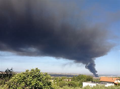 Grave Incendio A Ciampino Fumo Denso E Nero Fino A Santa Maria Delle