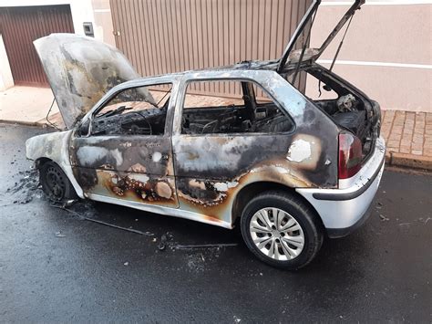 Carro Totalmente Consumido Pelo Fogo Ap S Pane Mec Nica Na Santa