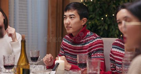 Un Joven Brunette Sentado En La Mesa Durante La Fiesta De Navidad El Tipo Usa Su Ter Rojo