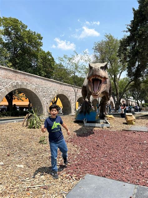 Marcelo Ebrard C on Twitter Dinosaurio persiguiendo a un niño muy