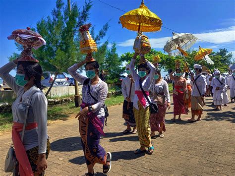 Umat Hindu Khidmat Ikuti Upacara Melasti Di Pantai Marina Semarang