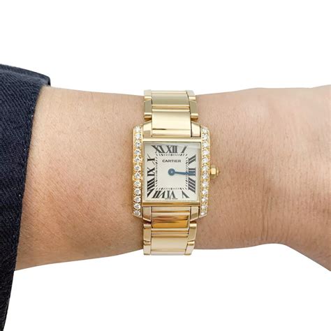 Une montre signée de la Maison Cartier modèle Tank Française en or