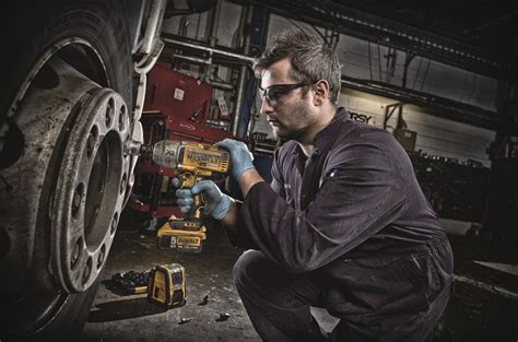 Dewalt DCF899P2-QW Şarjlı Somun Sıkma Makinesi 18V 5.0Ah