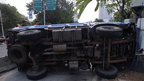 Truk Terguling Di Jalur Busway Jalan Panjang Vlix Id