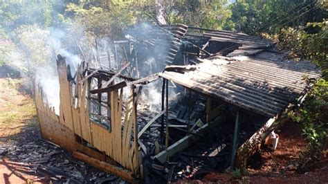 Residência é completamente destruída por incêndio WH3 Sistema 103