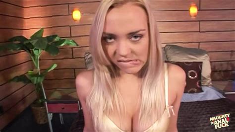 blonde Annette Schwarz ist ein bisschen nervös als sie auf ihre