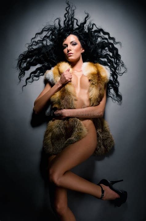 Brunette Atractivo Magnífico Imagen de archivo Imagen de talones gente 24007579