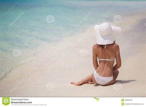 Belle Femme Dans Un Bikini Et Un Chapeau Blancs Sur La Plage Image stock Image du brun santé