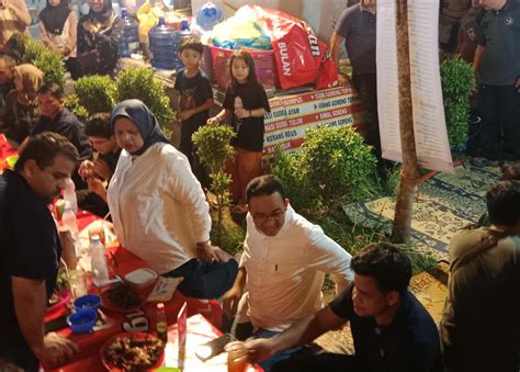 Berkunjung Ke Teras Malioboro Anies Baswedan Makan Lesehan Bersama