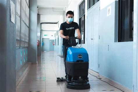 Floor Scrubber vs Auto Scrubber: What's The Difference?