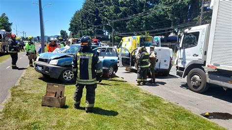 Colisión múltiple involucra a cuatro vehículos en Avenida Recabarren