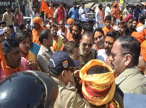 Pics हरिद्वार में शोभायात्रा पर पथराव के बाद उत्तराखंड में हाई अलर्ट