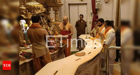 Amitabh Bachchan Seeks Blessings At Siddhivinayak Temple As Uunchai