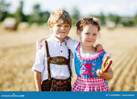 Deux Enfants Garçon Et Fille Dans Des Costumes Bavarois Traditionnels