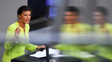 Droht Neuer Krach In Der Linken Sahra Wagenknecht Steht Wieder Auf